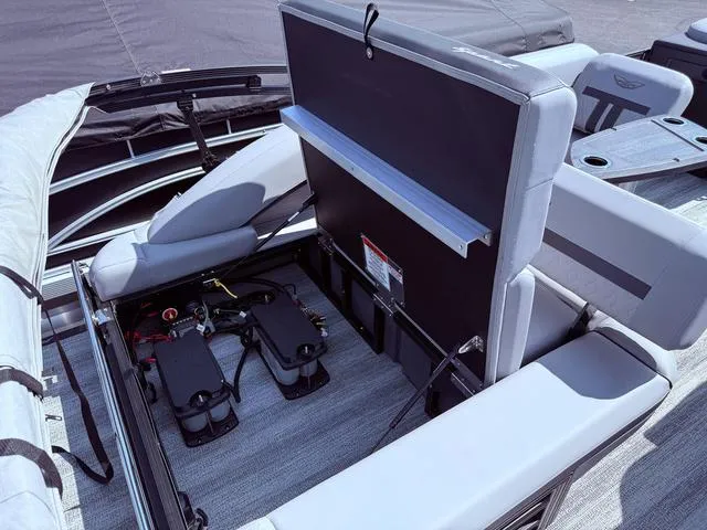 Slide: The Image of Bennington M Swingback 24 MSB Tritoon 2025 - 30