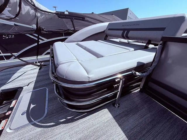 Slide: The Image of Bennington M Swingback 24 MSB Tritoon 2025 - 33