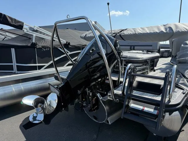 Slide: The Image of Bennington M Swingback 24 MSB Tritoon 2025 - 5