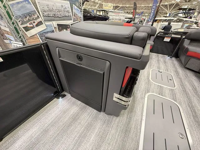 Slide: The Image of Bennington M Quad Bench 24 MFB Tritoon 2025 - 14