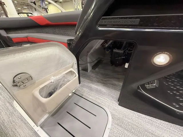 Slide: The Image of Bennington M Quad Bench 24 MFB Tritoon 2025 - 20