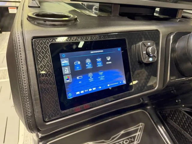 Slide: The Image of Bennington M Quad Bench 24 MFB Tritoon 2025 - 24