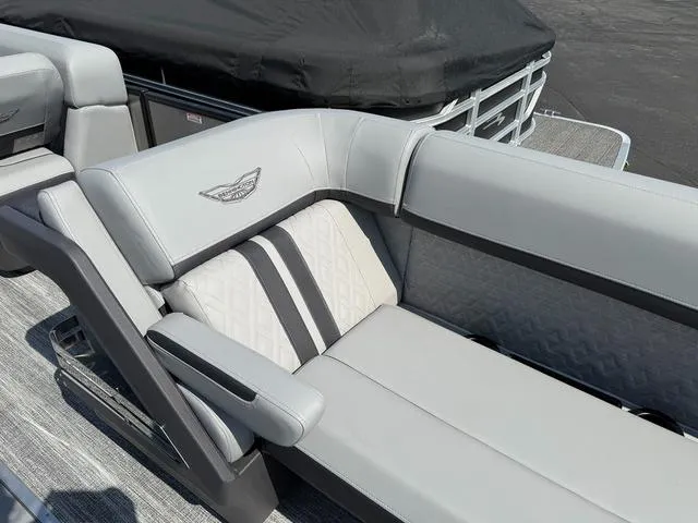 Slide: The Image of Bennington M Swingback 24 MSB Tritoon 2025 - 12