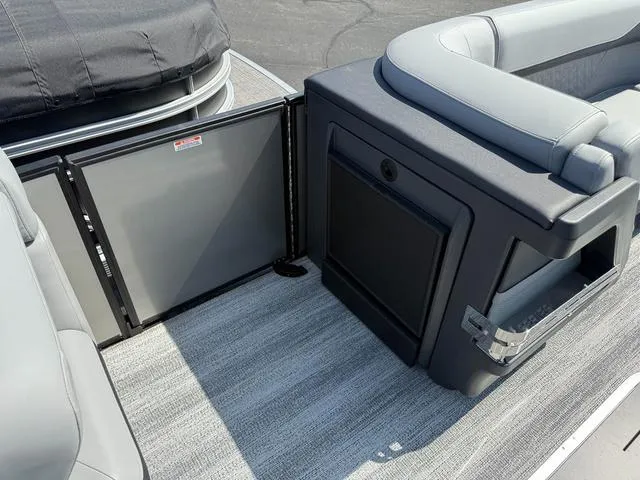 Slide: The Image of Bennington M Swingback 24 MSB Tritoon 2025 - 16