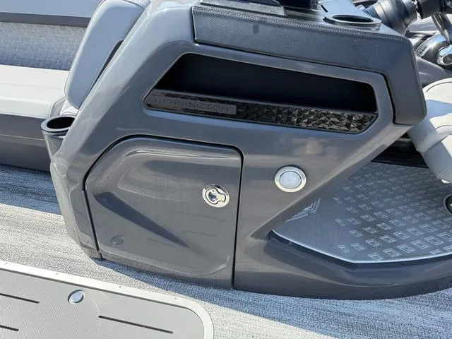 Slide: The Image of Bennington M Swingback 24 MSB Tritoon 2025 - 21