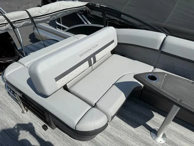 Slide: The Image of Bennington M Swingback 24 MSB Tritoon 2025 - 27