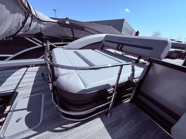 Slide: The Image of Bennington M Swingback 24 MSB Tritoon 2025 - 34