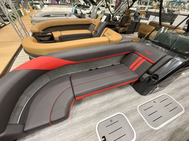 Slide: The Image of Bennington M Quad Bench 24 MFB Tritoon 2025 - 9