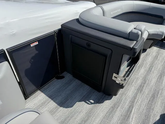 Slide: The Image of Bennington M Swingback 22 MSB Tritoon 2025 - 13