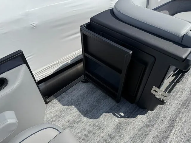 Slide: The Image of Bennington M Swingback 22 MSB Tritoon 2025 - 14