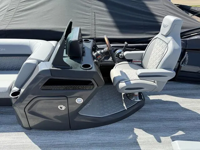 Slide: The Image of Bennington M Swingback 22 MSB Tritoon 2025 - 18