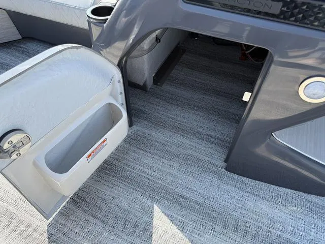 Slide: The Image of Bennington M Swingback 22 MSB Tritoon 2025 - 20