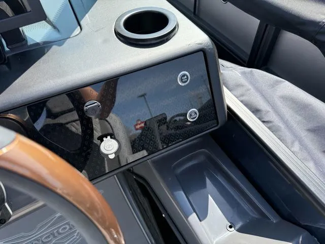 Slide: The Image of Bennington M Swingback 22 MSB Tritoon 2025 - 23