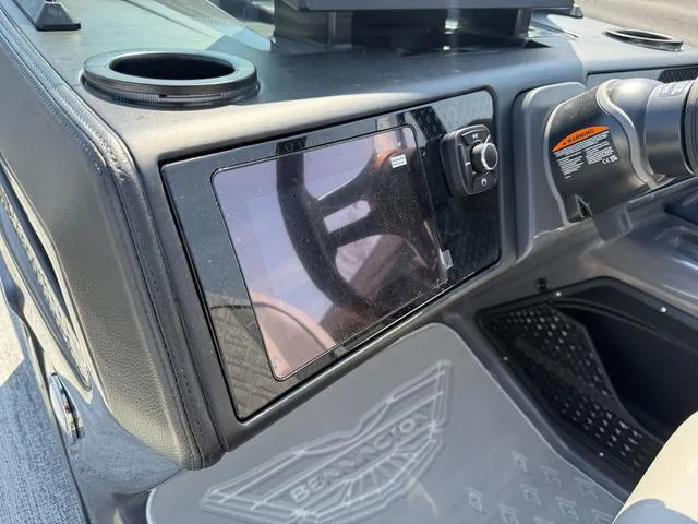 Slide: The Image of Bennington M Swingback 22 MSB Tritoon 2025 - 24