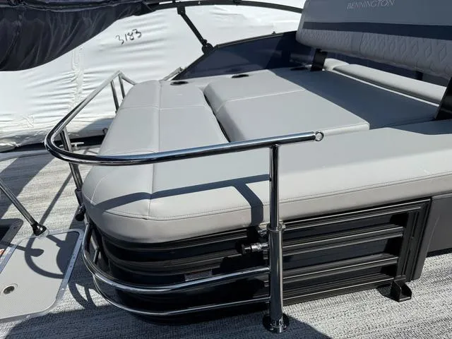 Slide: The Image of Bennington M Swingback 22 MSB Tritoon 2025 - 31