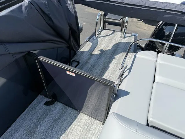 Slide: The Image of Bennington M Swingback 22 MSB Tritoon 2025 - 32