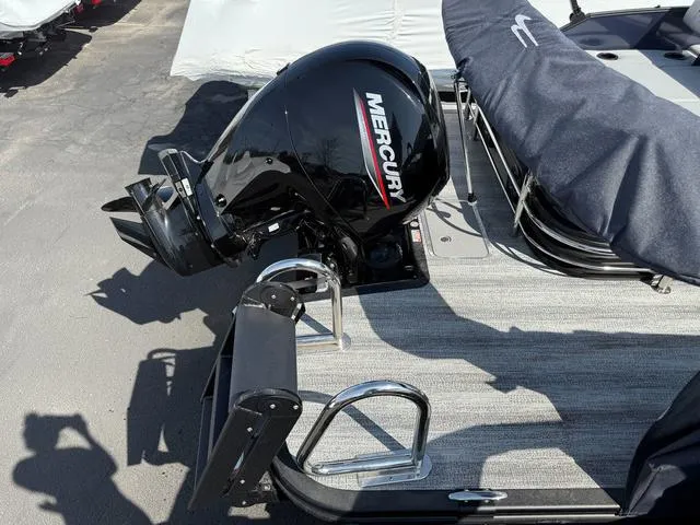 Slide: The Image of Bennington M Swingback 22 MSB Tritoon 2025 - 34