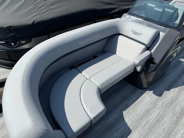 Slide: The Image of Bennington M Swingback 22 MSB Tritoon 2025 - 5