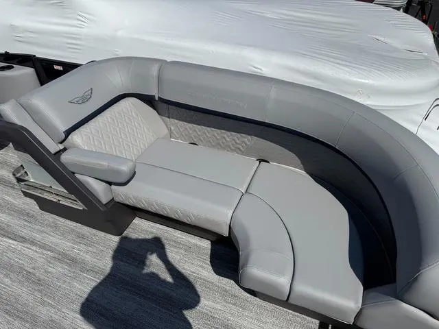 Slide: The Image of Bennington M Swingback 22 MSB Tritoon 2025 - 8