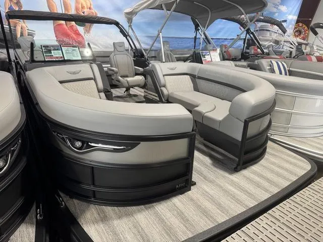 Slide: The Image of Bennington M Swingback 22 MSB Tritoon 2025 - 1