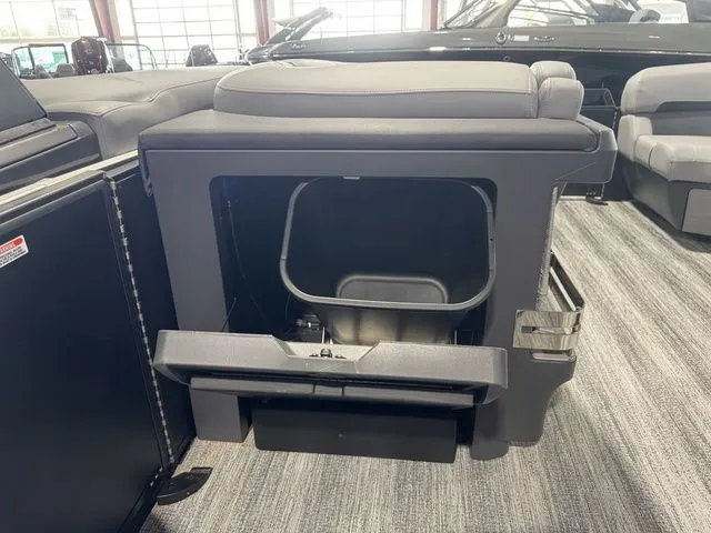 Slide: The Image of Bennington M Swingback 22 MSB Tritoon 2025 - 10