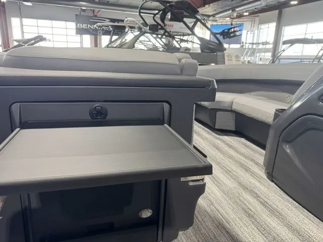 Slide: The Image of Bennington M Swingback 22 MSB Tritoon 2025 - 11