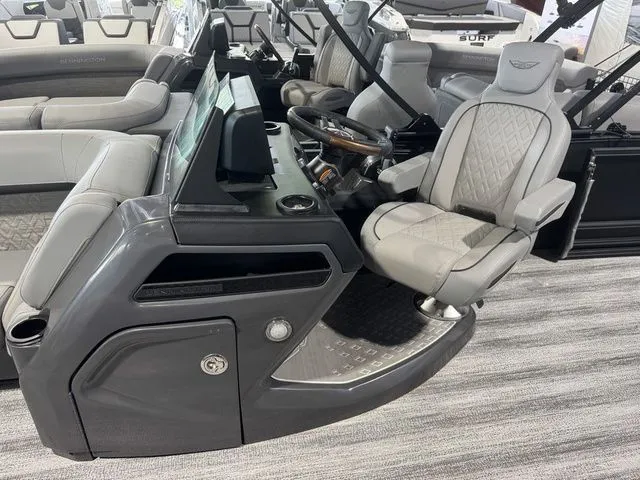 Slide: The Image of Bennington M Swingback 22 MSB Tritoon 2025 - 12