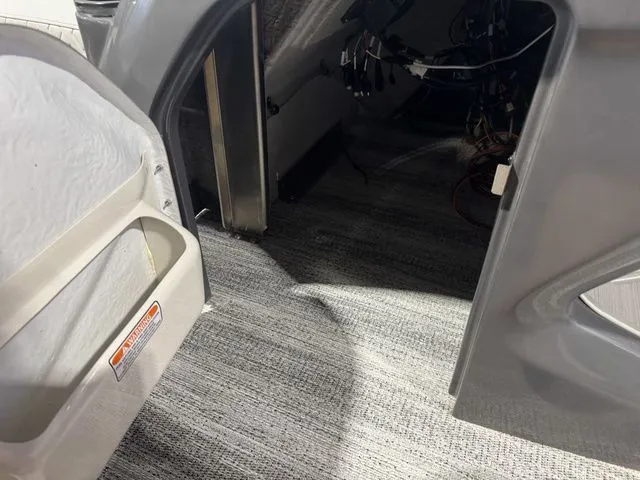 Slide: The Image of Bennington M Swingback 22 MSB Tritoon 2025 - 13