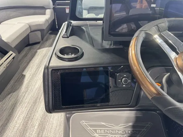 Slide: The Image of Bennington M Swingback 22 MSB Tritoon 2025 - 14