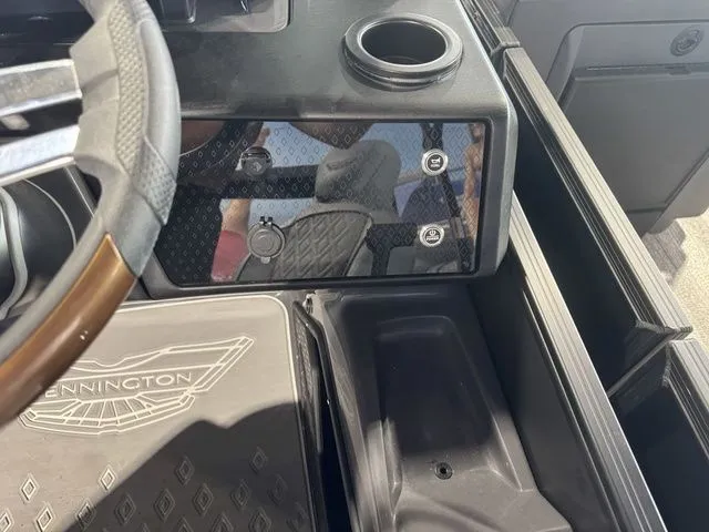 Slide: The Image of Bennington M Swingback 22 MSB Tritoon 2025 - 17