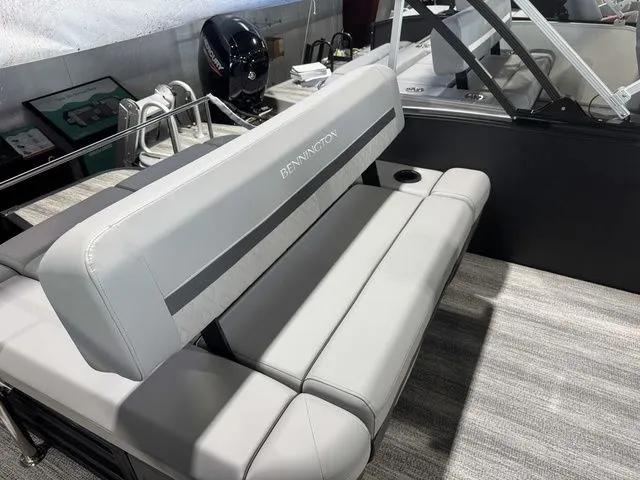 Slide: The Image of Bennington M Swingback 22 MSB Tritoon 2025 - 18