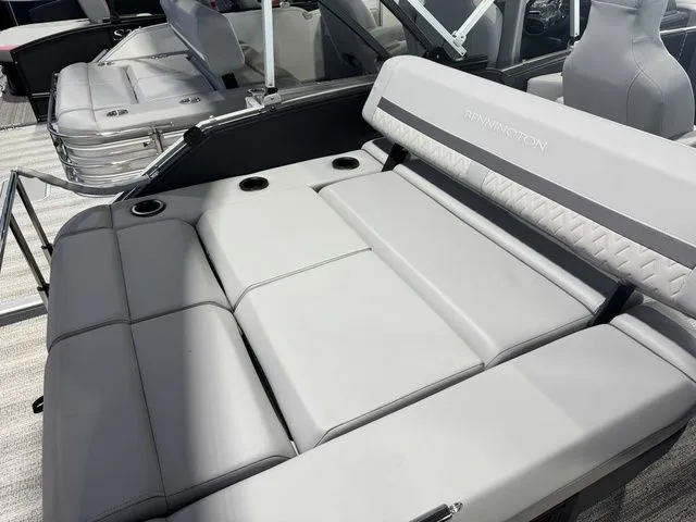 Slide: The Image of Bennington M Swingback 22 MSB Tritoon 2025 - 19