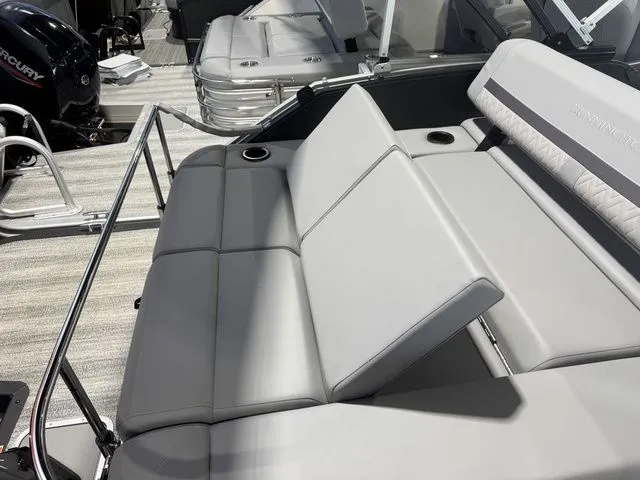 Slide: The Image of Bennington M Swingback 22 MSB Tritoon 2025 - 20