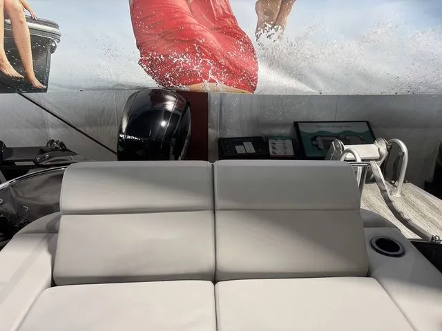 Slide: The Image of Bennington M Swingback 22 MSB Tritoon 2025 - 21