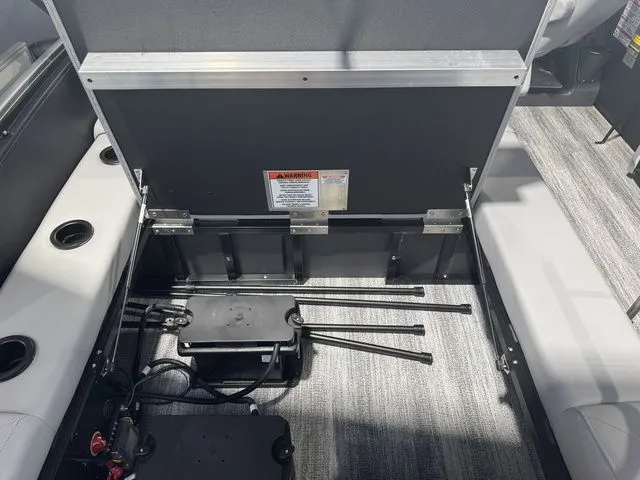 Slide: The Image of Bennington M Swingback 22 MSB Tritoon 2025 - 22