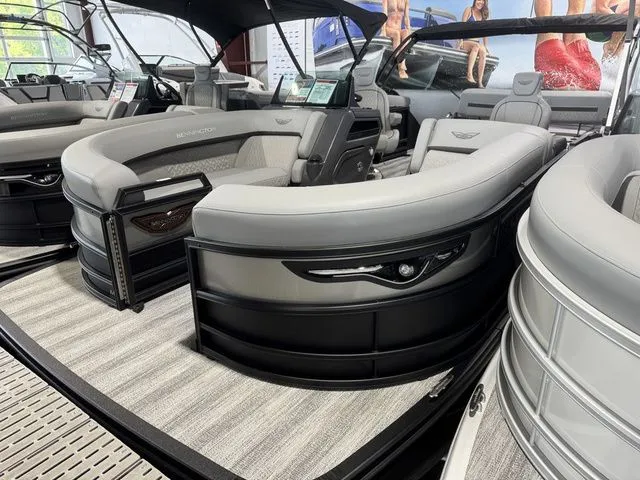 Slide: The Image of Bennington M Swingback 22 MSB Tritoon 2025 - 3