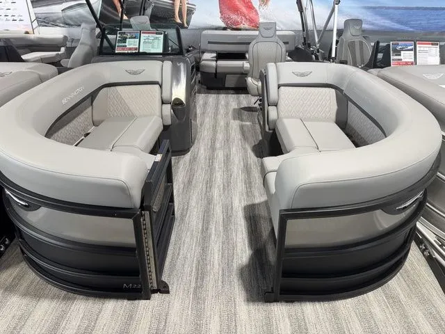 Slide: The Image of Bennington M Swingback 22 MSB Tritoon 2025 - 4