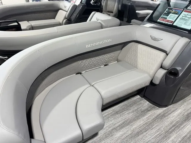 Slide: The Image of Bennington M Swingback 22 MSB Tritoon 2025 - 5