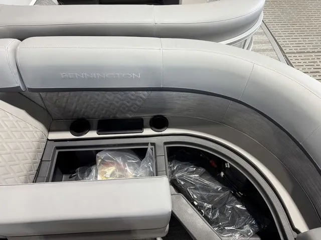 Slide: The Image of Bennington M Swingback 22 MSB Tritoon 2025 - 8