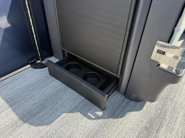 Slide: The Image of Bennington M Swingback 22 MSB Tritoon 2025 - 17