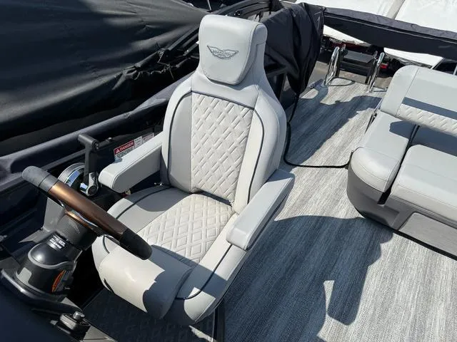 Slide: The Image of Bennington M Swingback 22 MSB Tritoon 2025 - 26