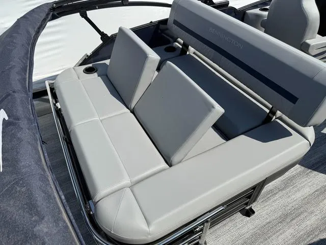 Slide: The Image of Bennington M Swingback 22 MSB Tritoon 2025 - 29