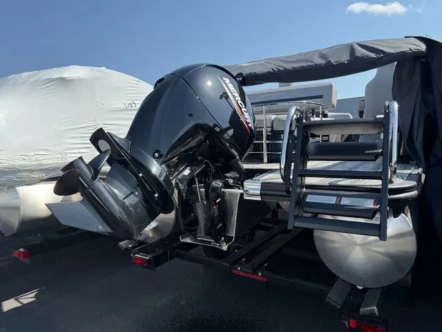 Slide: The Image of Bennington M Swingback 22 MSB Tritoon 2025 - 35