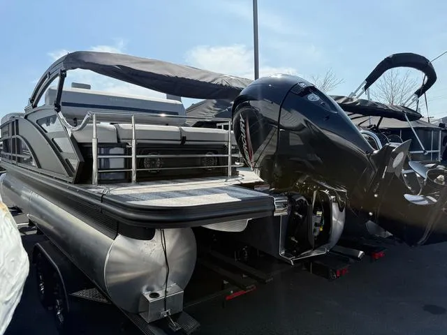 Slide: The Image of Bennington M Swingback 22 MSB Tritoon 2025 - 36