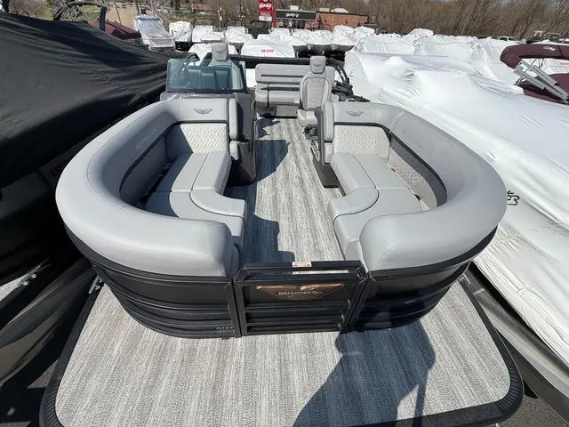 Slide: The Image of Bennington M Swingback 22 MSB Tritoon 2025 - 4