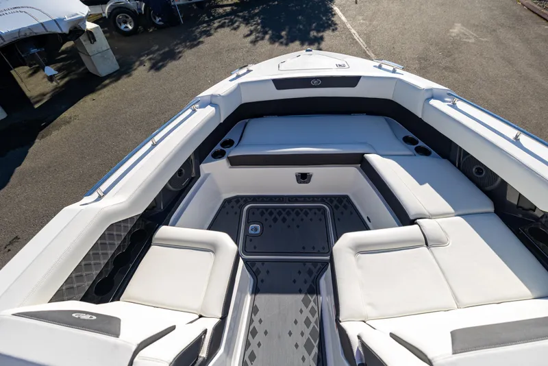 Slide: The Image of Cobalt R31 Surf 2025 - 12