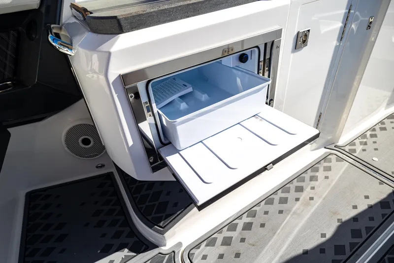 Slide: The Image of Cobalt R31 Surf 2025 - 14