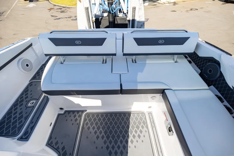 Slide: The Image of Cobalt R31 Surf 2025 - 20