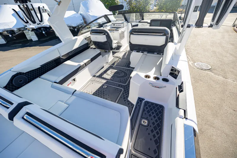 Slide: The Image of Cobalt R31 Surf 2025 - 3