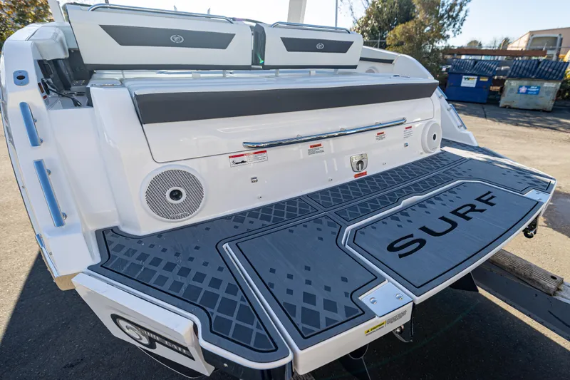 Slide: The Image of Cobalt R31 Surf 2025 - 7